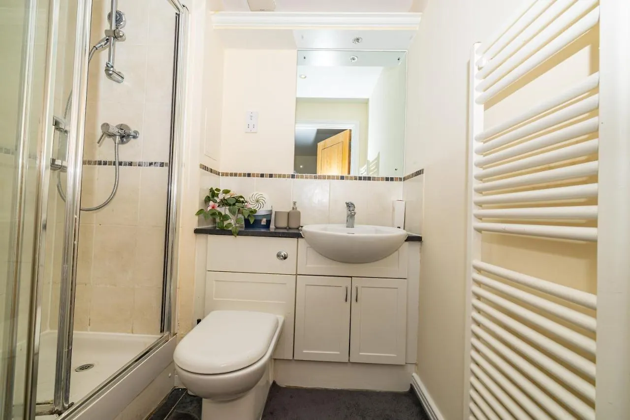 Two Bed Apartment Near Canary Wharf London