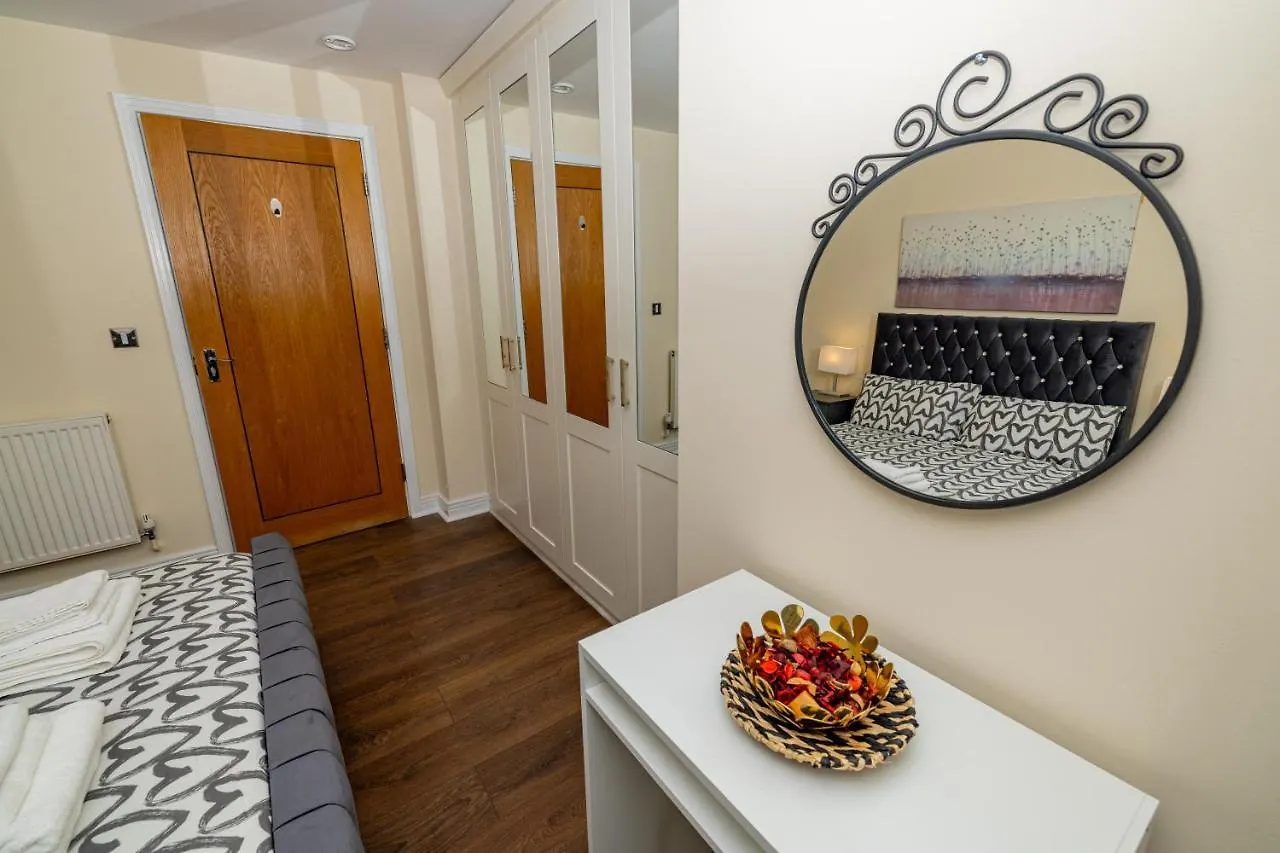 Two Bed Apartment Near Canary Wharf London