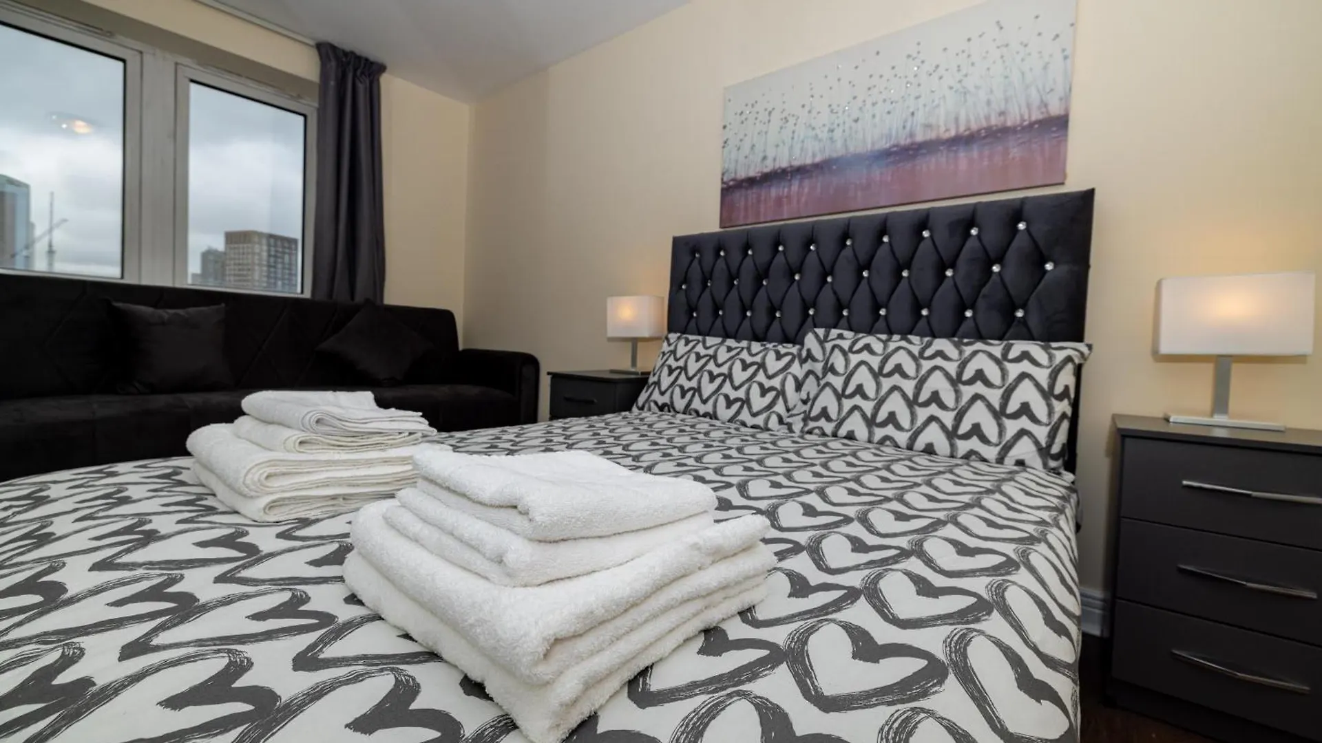 Two Bed Apartment Near Canary Wharf London