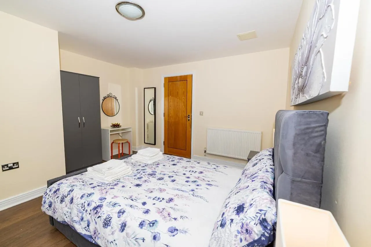 Two Bed Apartment Near Canary Wharf Londýn