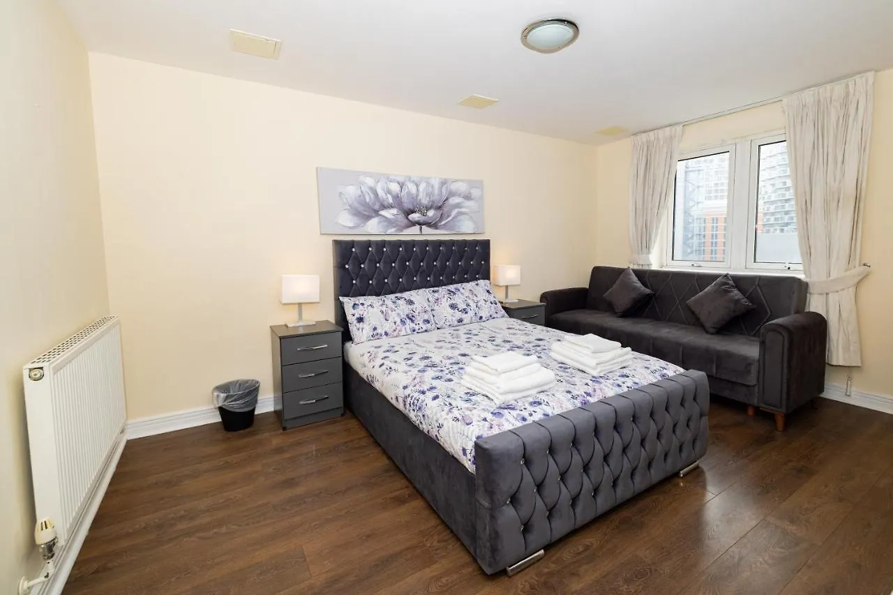Two Bed Apartment Near Canary Wharf Londýn