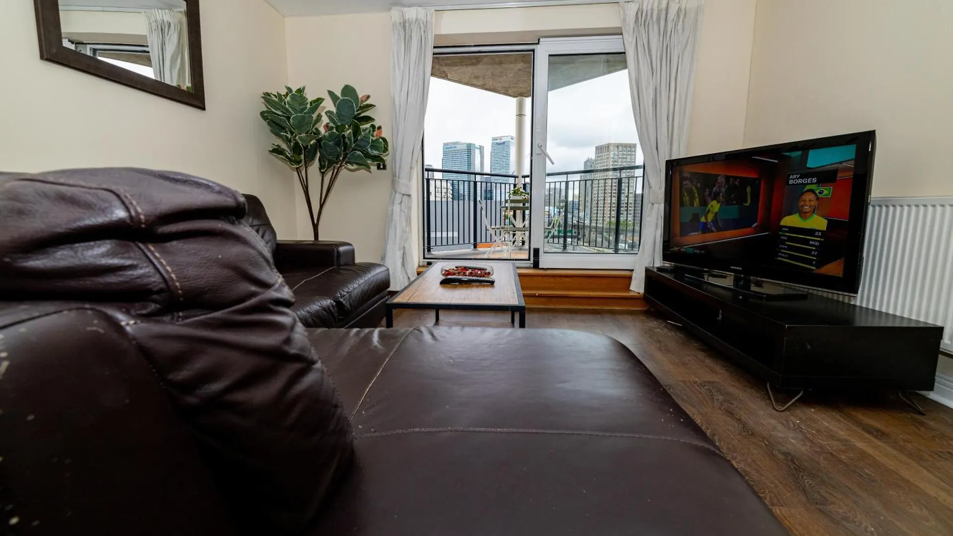 Two Bed Apartment Near Canary Wharf Londýn