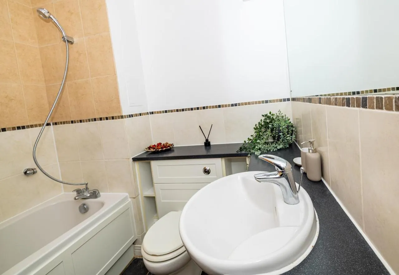 Two Bed Apartment Near Canary Wharf Londýn