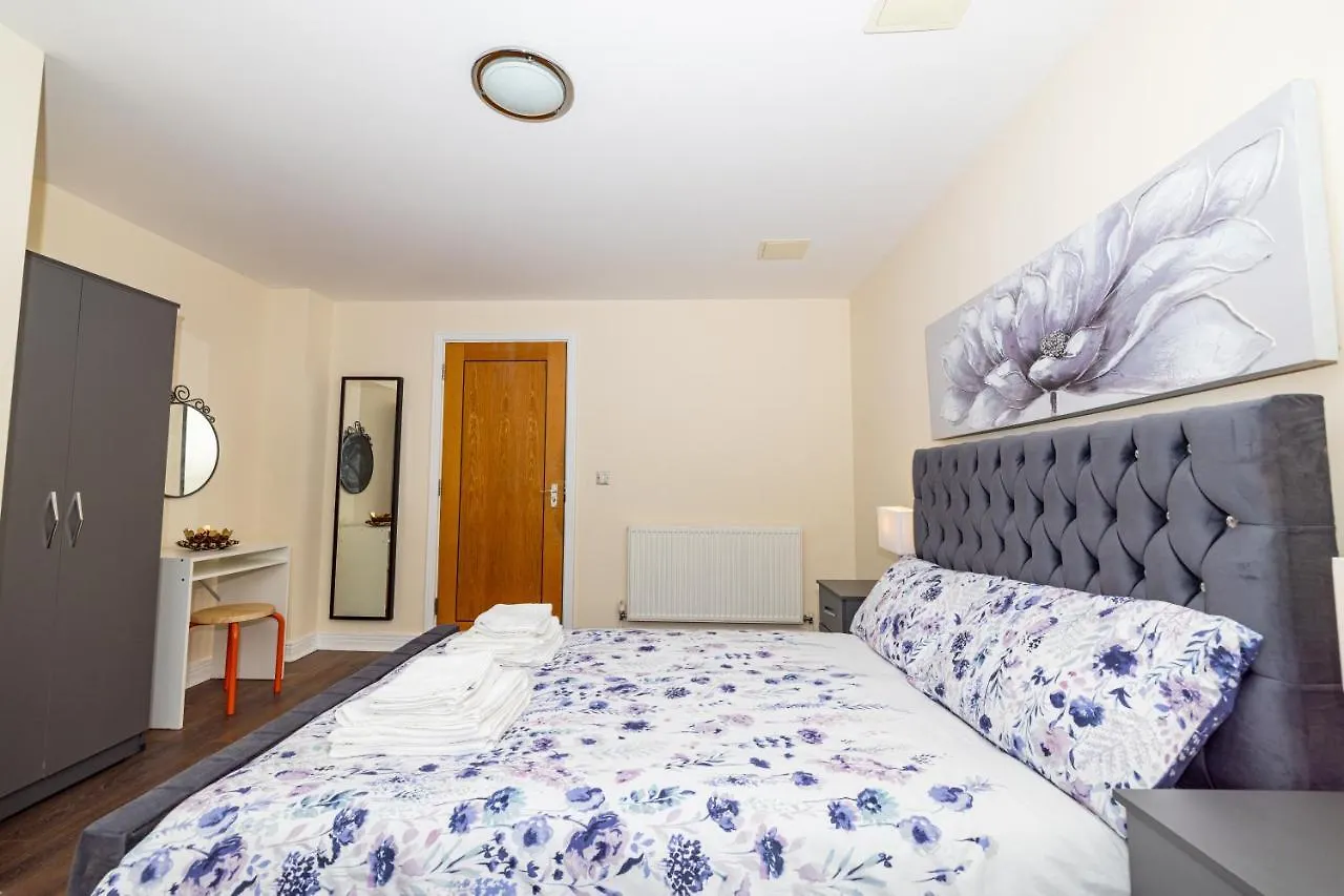 Two Bed Apartment Near Canary Wharf Londýn