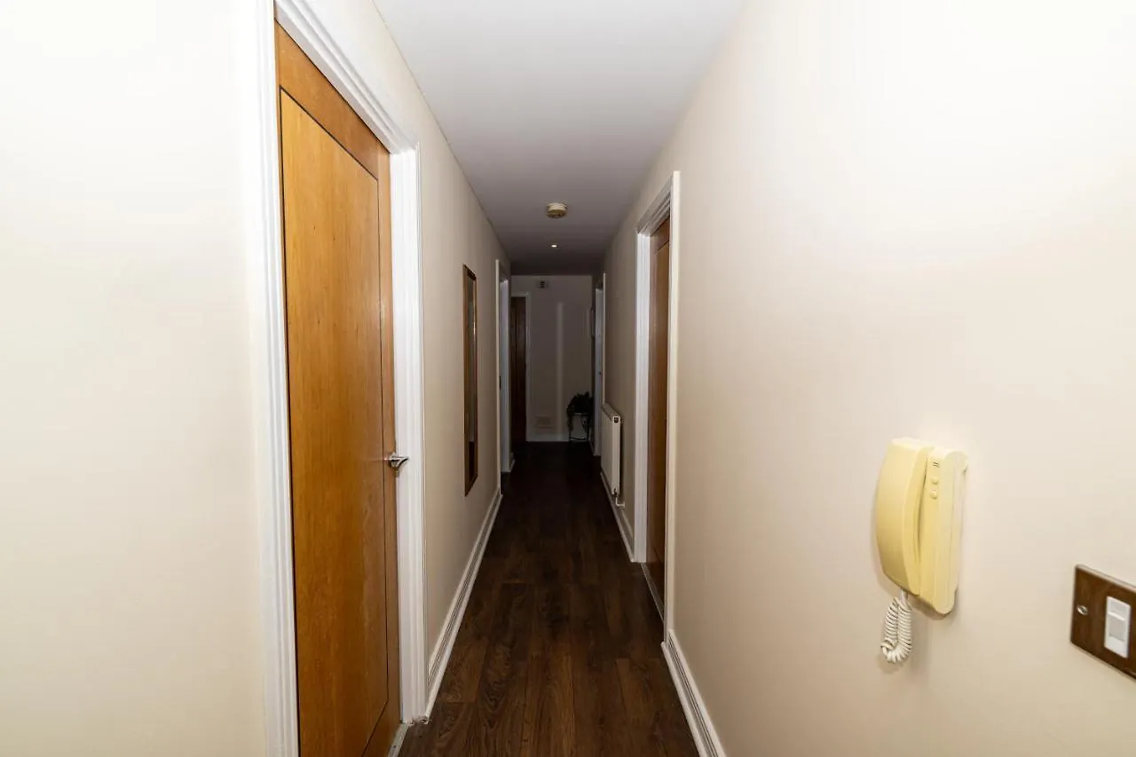 Two Bed Apartment Near Canary Wharf Londýn