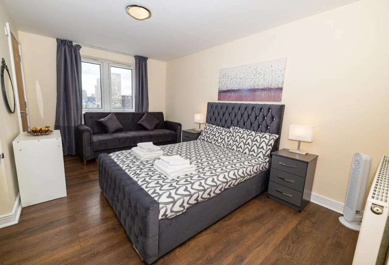 Two Bed Apartment Near Canary Wharf Londýn
