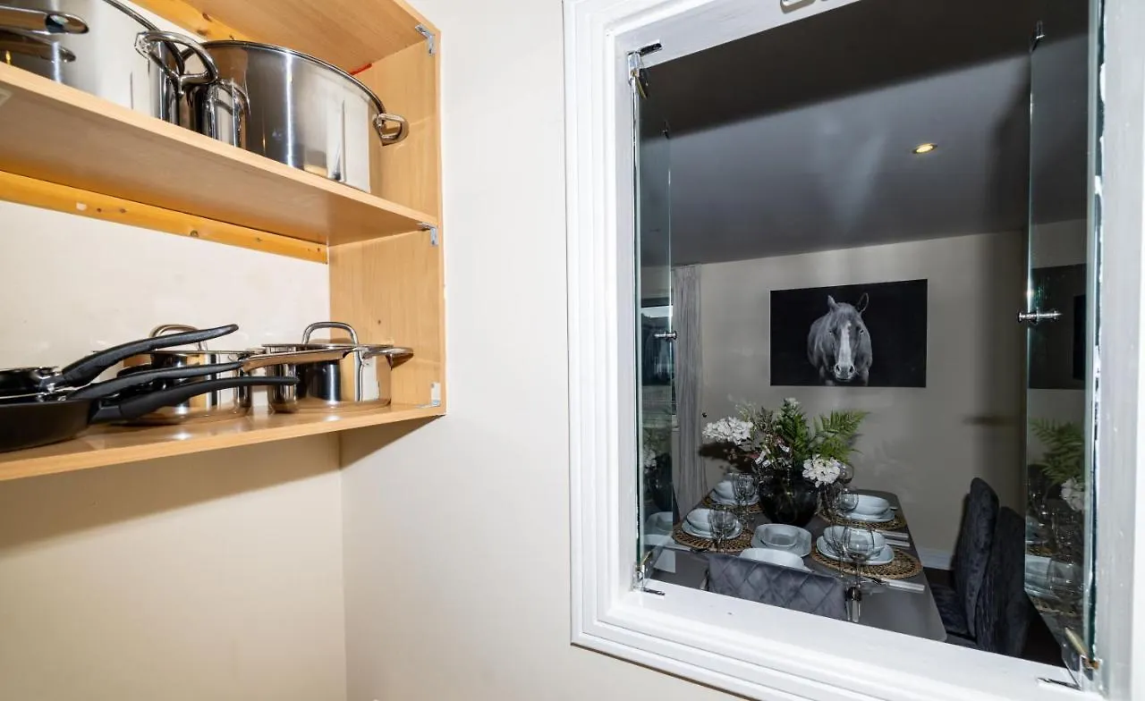 Two Bed Apartment Near Canary Wharf Londýn