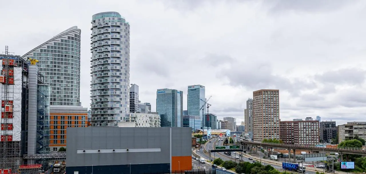 Two Bed Apartment Near Canary Wharf Londýn