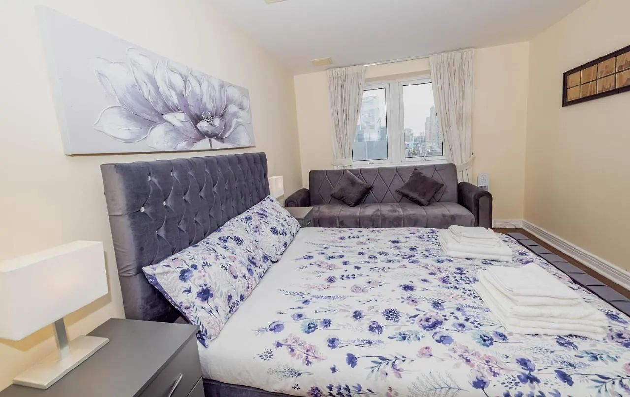 Two Bed Apartment Near Canary Wharf Londýn