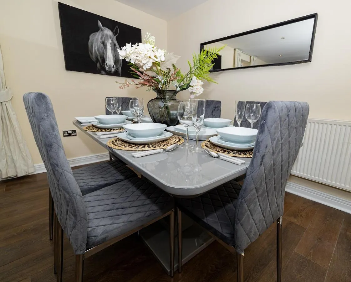 Two Bed Apartment Near Canary Wharf Londýn