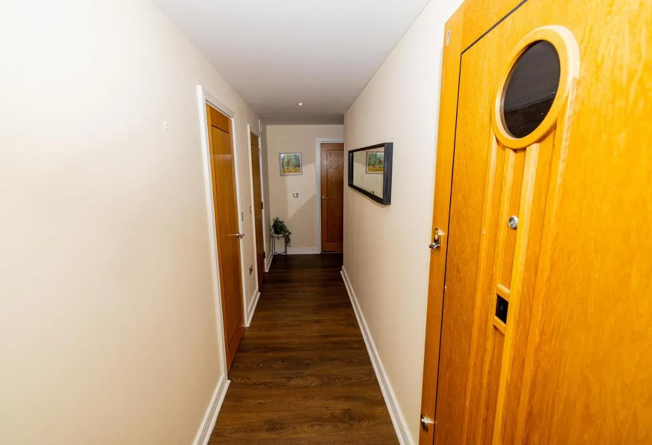 Two Bed Apartment Near Canary Wharf Londýn