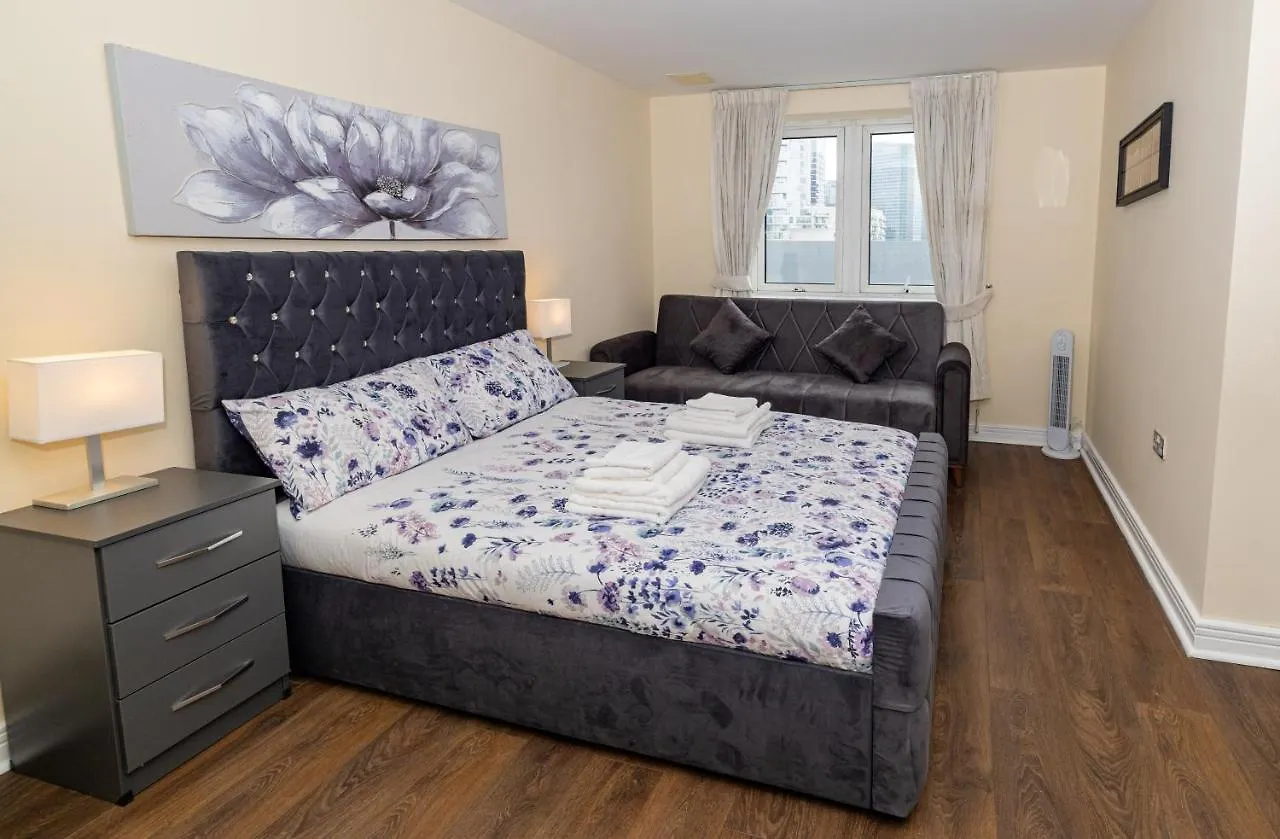 Two Bed Apartment Near Canary Wharf Londýn
