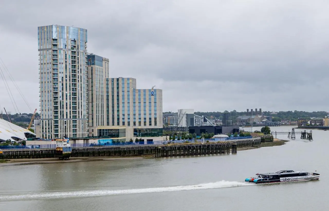 Two Bed Apartment Near Canary Wharf Londýn
