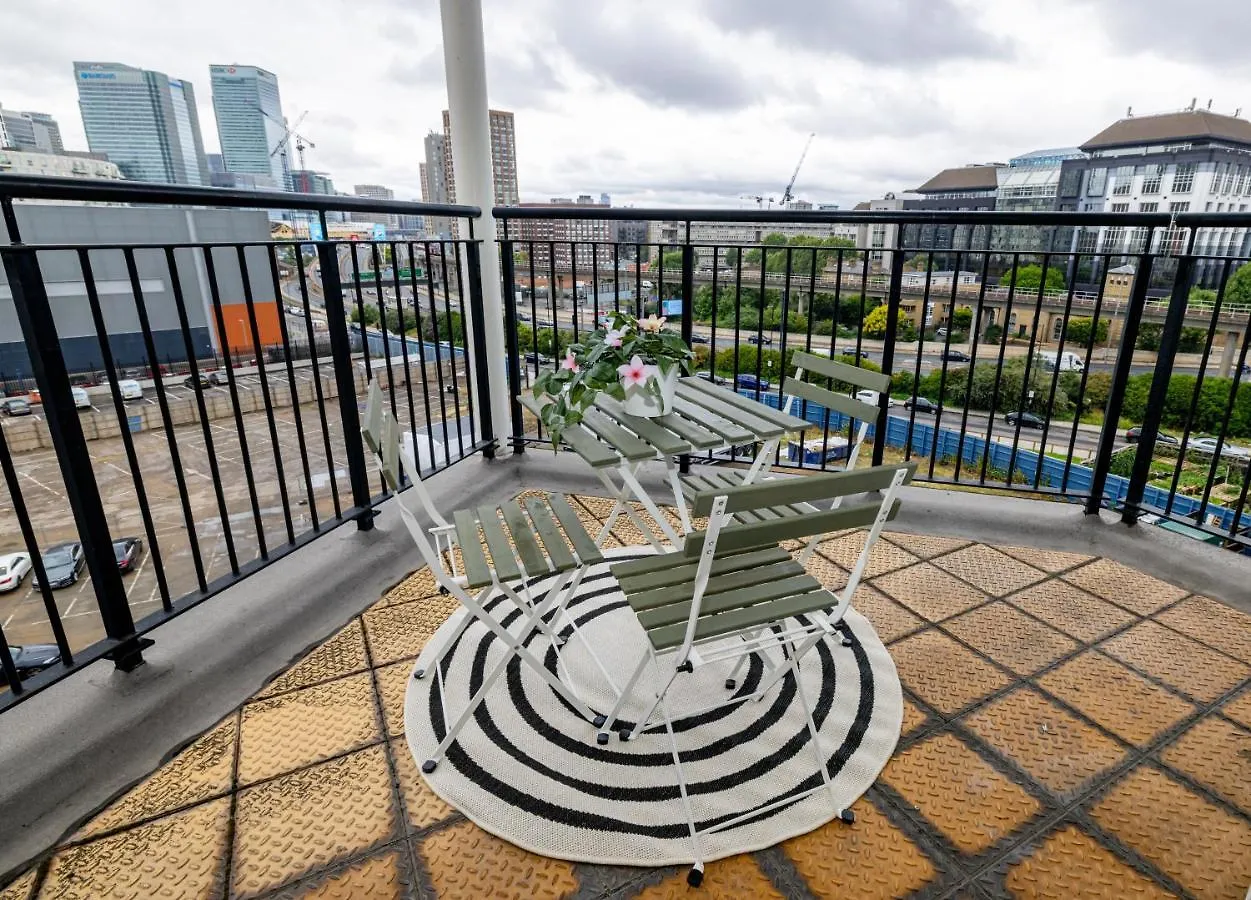 Two Bed Apartment Near Canary Wharf Londýn