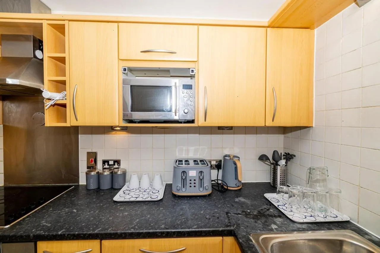 Two Bed Apartment Near Canary Wharf Londýn