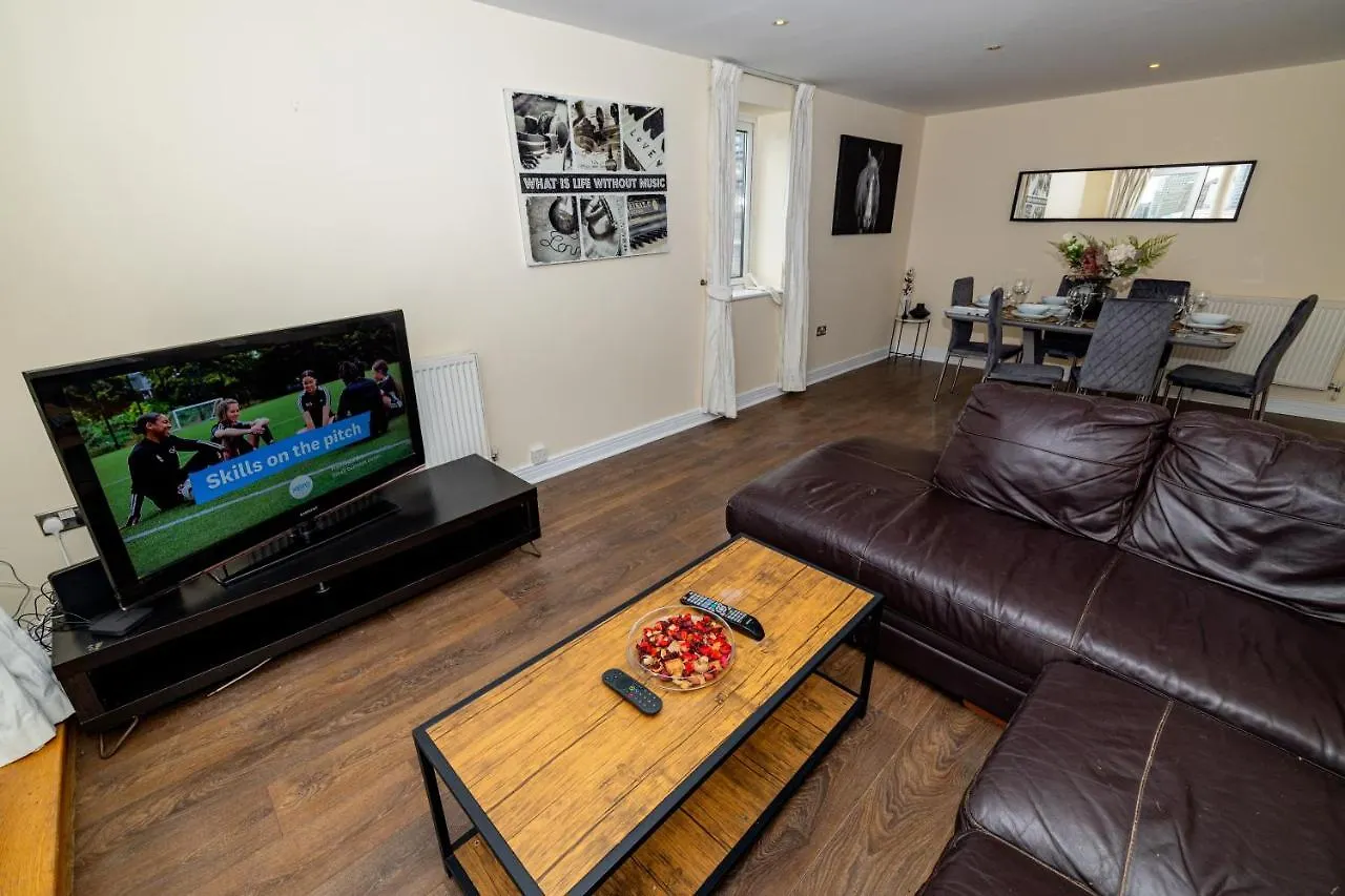 Two Bed Apartment Near Canary Wharf Londýn