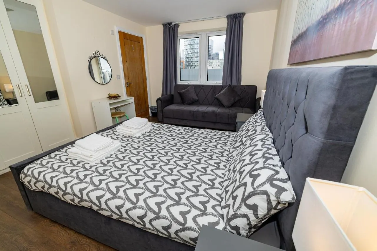Two Bed Apartment Near Canary Wharf Londýn