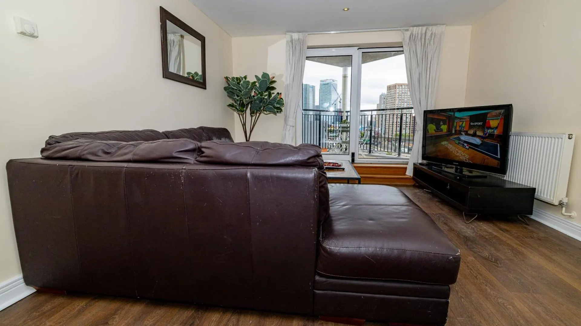 Two Bed Apartment Near Canary Wharf Londýn
