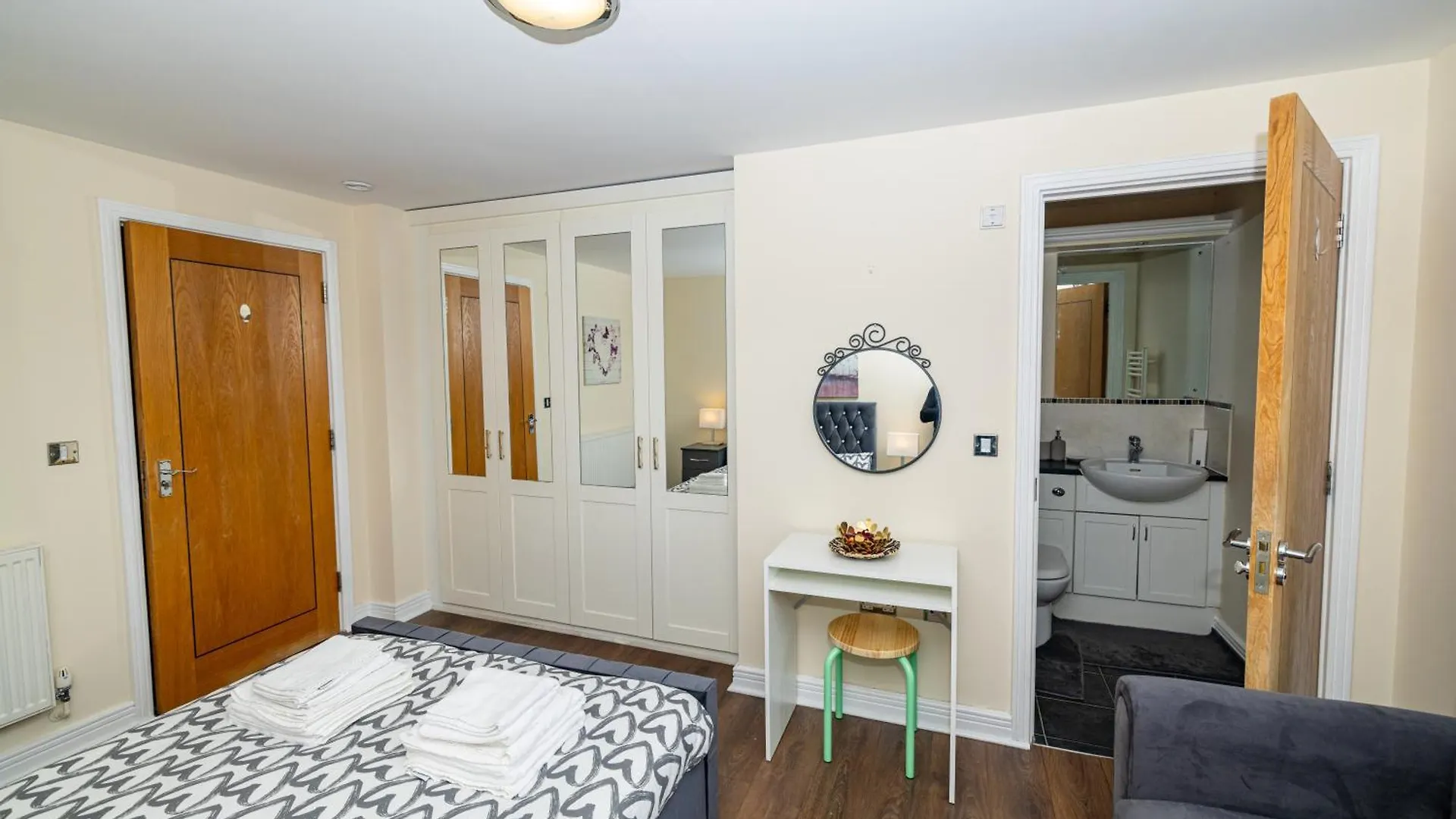 Two Bed Apartment Near Canary Wharf Londýn