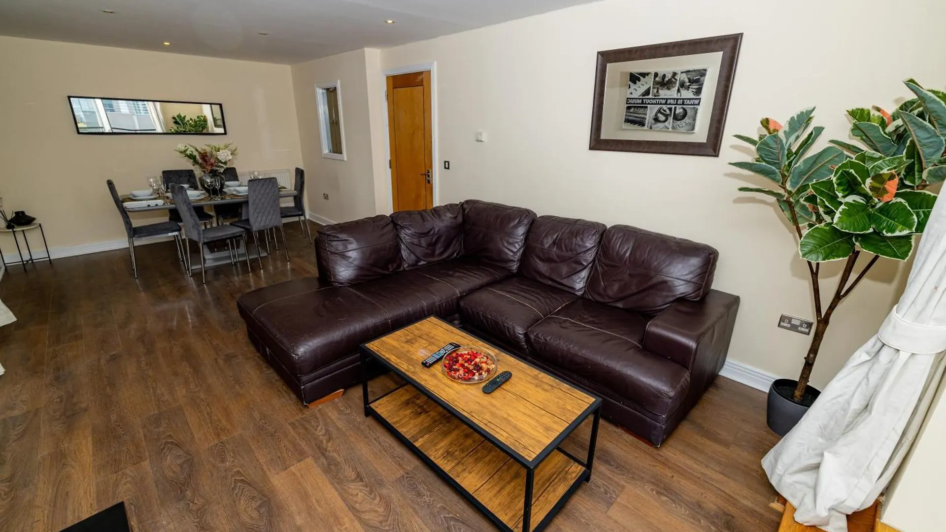 Two Bed Apartment Near Canary Wharf Londýn
